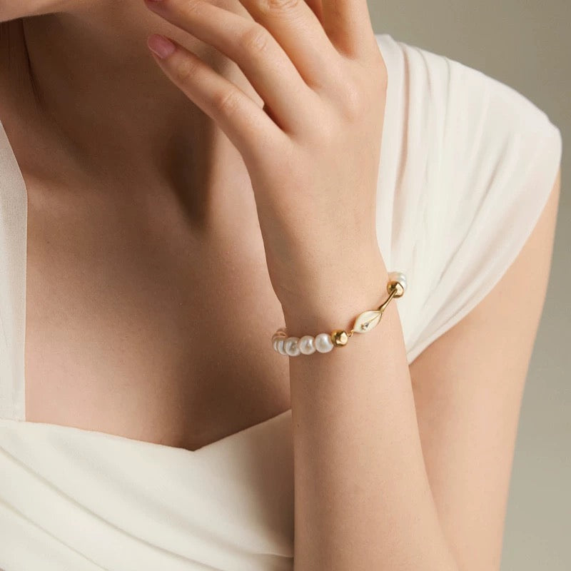 Calla Lily Pearl Bracelet